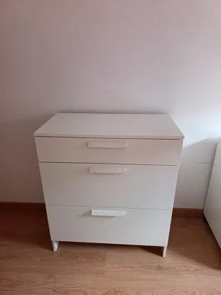 Cómoda blanca de tres cajones