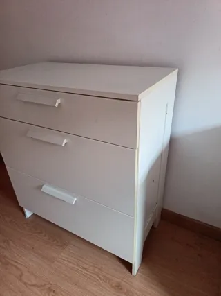 Cómoda blanca de tres cajones