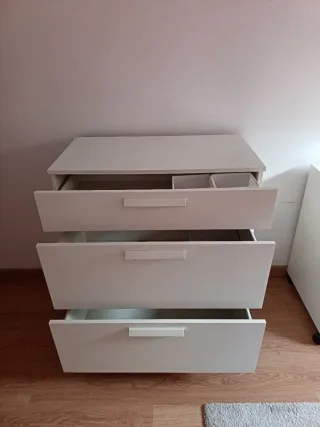Cómoda blanca de tres cajones