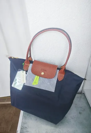 Color azul marino. Le Pliage tamaño L para hombros