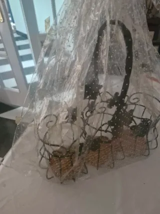 Botellero de metal con diseño floral