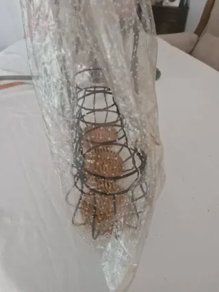 Botellero de metal con diseño floral