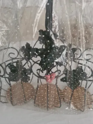 Botellero de metal con diseño floral