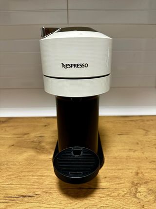 Cafetera Vertuo Next Nespresso + descalcificador