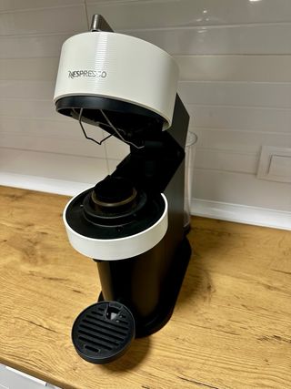 Cafetera Vertuo Next Nespresso + descalcificador