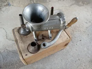 Máquina antigua de hacer chorizos