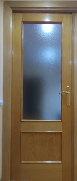Puerta con vidriera, acabado en roble
