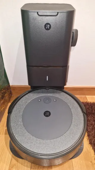 Roomba I4. Con base de carga y accesorios.