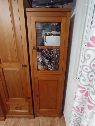 Armario de madera rustico.