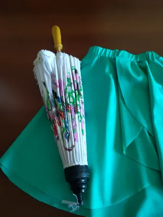 Falda verde y sombrilla decorada