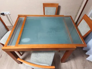 Mesa y sillas de salón