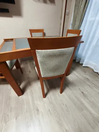 Mesa y sillas de salón