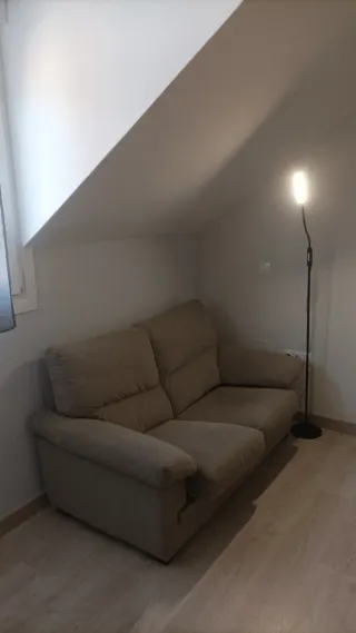 Sofá de 2 plazas beige, de 165×100 cm