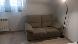 Sofá de 2 plazas beige, de 165×100 cm