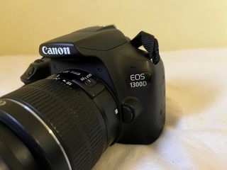 Cámara Canon EOS 1300D con objetivo 18–55mm