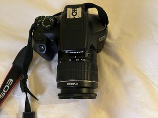 Cámara Canon EOS 1300D con objetivo 18–55mm