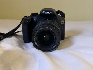 Cámara Canon EOS 1300D con objetivo 18–55mm