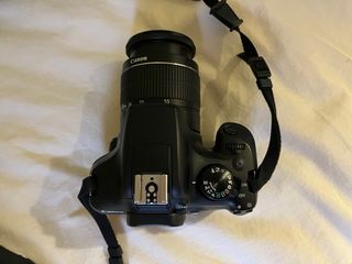 Cámara Canon EOS 1300D con objetivo 18–55mm