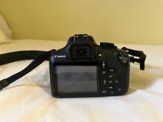 Cámara Canon EOS 1300D con objetivo 18–55mm