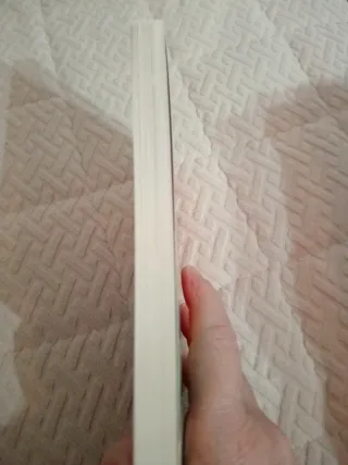 Algo Alrededor De Tu Cuello (cuentos) / The Thi...