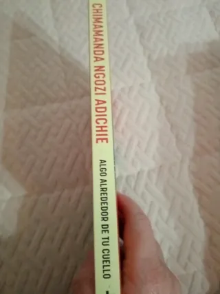 Algo Alrededor De Tu Cuello (cuentos) / The Thi...