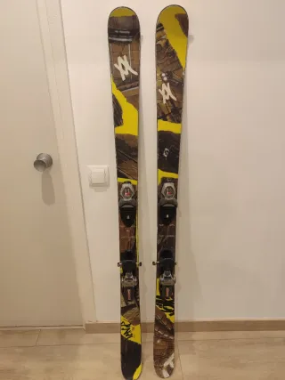 Sci Völkl con attacchi