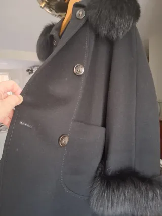 Magnífico abrigo de pura lana  y piel de zorro