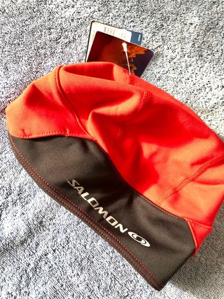 Cuffia sport Salomon, cappello nuovo mai usato.