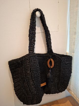 Bolso de rafia de color negro, ideal