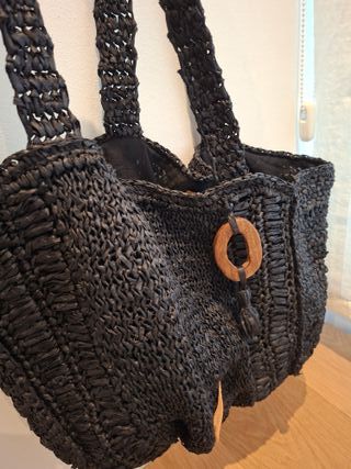 Bolso de rafia de color negro, ideal