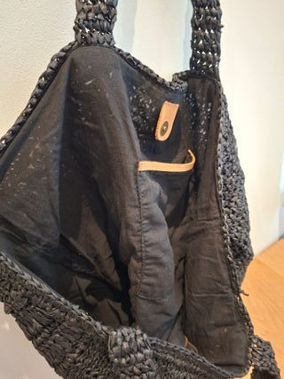 Bolso de rafia de color negro, ideal