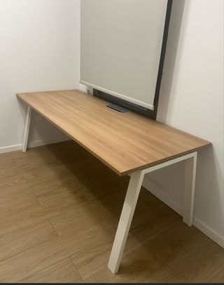 Escritorio madera y metal con canaleta de cables