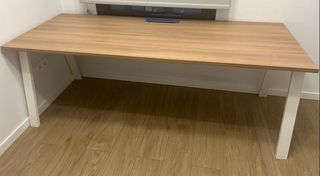 Escritorio madera y metal con canaleta de cables