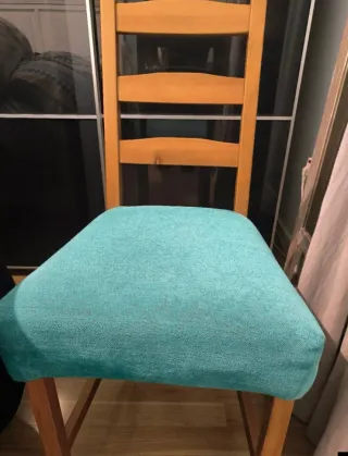 Mesa de comedor con cristal y 4 sillas tapizadas