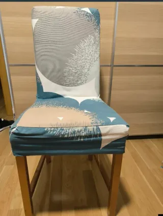 Mesa de comedor con cristal y 4 sillas tapizadas