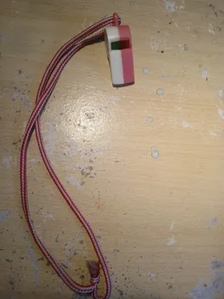 Apito com cordão vermelho e branco