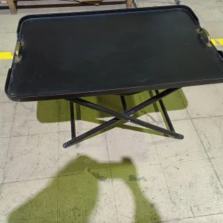 Mesa negra con asas metálicas , lavado en negro.