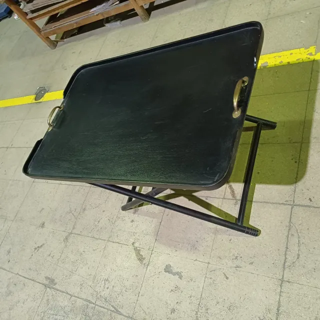 Mesa negra con asas metálicas , lavado en negro.