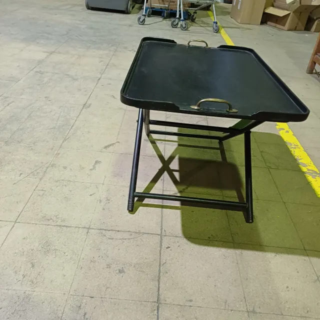 Mesa negra con asas metálicas , lavado en negro.