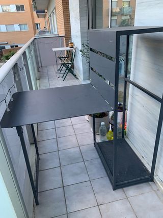 Mesa plegable en mueble con tres sillas plegables