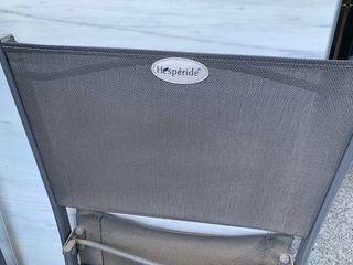 Mesa plegable en mueble con tres sillas plegables