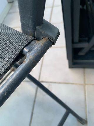 Mesa plegable en mueble con tres sillas plegables