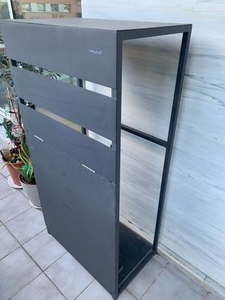 Mesa plegable en mueble con tres sillas plegables