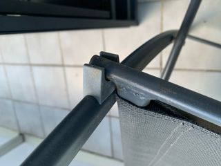 Mesa plegable en mueble con tres sillas plegables