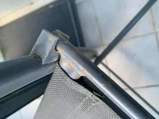 Mesa plegable en mueble con tres sillas plegables