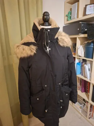 Parka negra con capucha y pelo