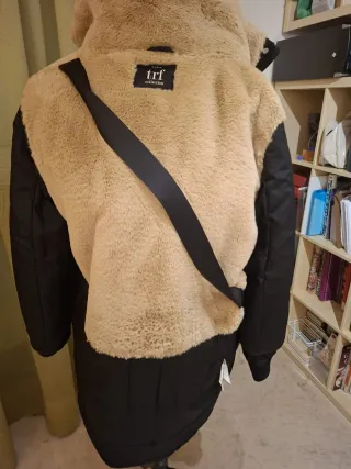 Parka negra con capucha y pelo