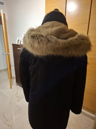 Parka negra con capucha y pelo