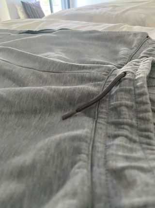 Pantalones grises tech reales