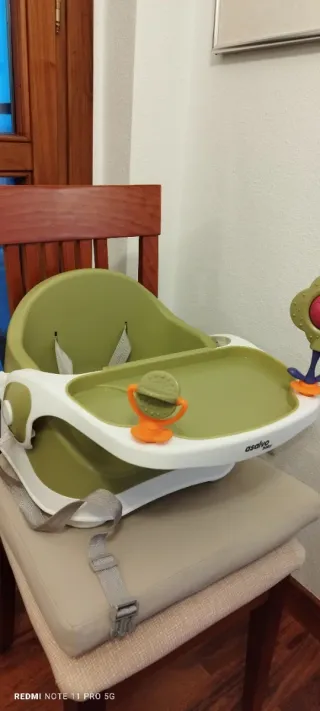 Bañera y silla de comer adaptable, casi nuevos